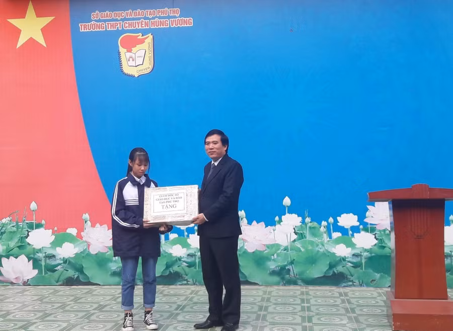 Nguyễn Thị Thu Nga nhận quà tặng là máy tính từ Giám đốc Sở GD&ĐT Phú Thọ Nguyễn Minh Tường