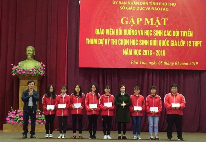 Lãnh đạo Sở GD&ĐT trao quà cho học sinh đội tuyển môn sinh học trong Chương trình Gặp mặt giáo viên bồi dưỡng và học sinh các đội tuyển (Hoàng Thị Huyền Trang thứ 3 từ phải sang) Lãnh đạo Sở GD&ĐT trao quà cho học sinh đội tuyển môn sinh học trong Chương trình Gặp mặt giáo viên bồi dưỡng và học sinh các đội tuyển (Hoàng Thị Huyền Trang thứ 3 từ phải sang)