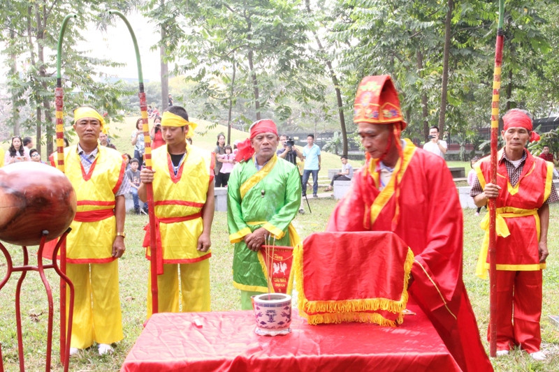 Nghệ nhân thực hiện nghi lễ trước khi tham gia trò chơi Cầu Móc