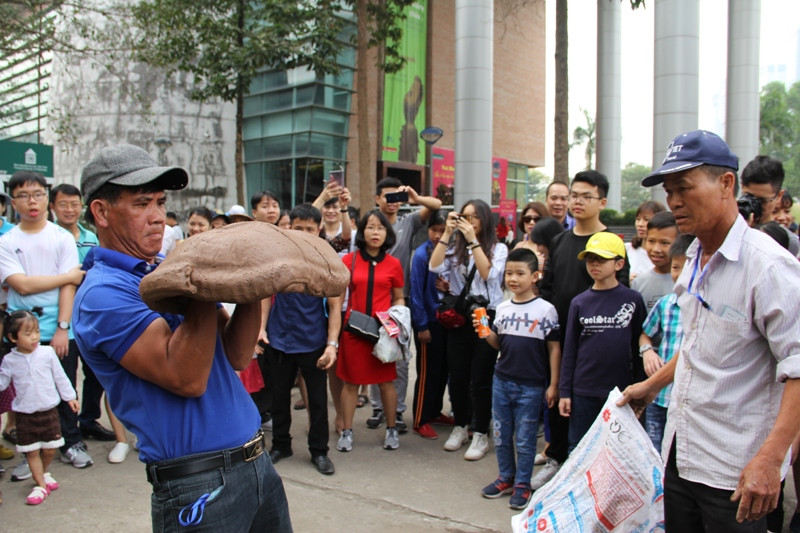 Nghệ nhân trình diễn trò chơi pháo đất