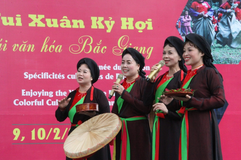 Các nghệ nhân biểu diễn hát quan họ