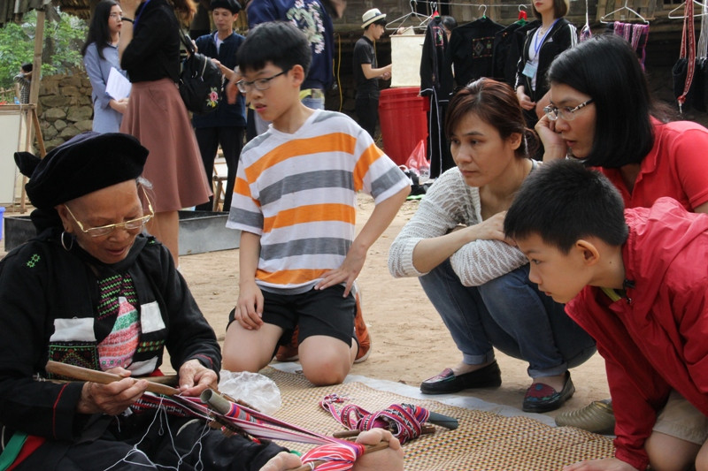 Nghệ nhân người Cao Lan hướng dẫn dệt thổ cẩm