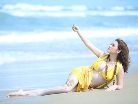 Bikini vàng nắng tôn đường cong quyến rũ của sao Việt ảnh 5 Sao Việt đốt cháy mọi ánh nhìn với bikini vàng tươi