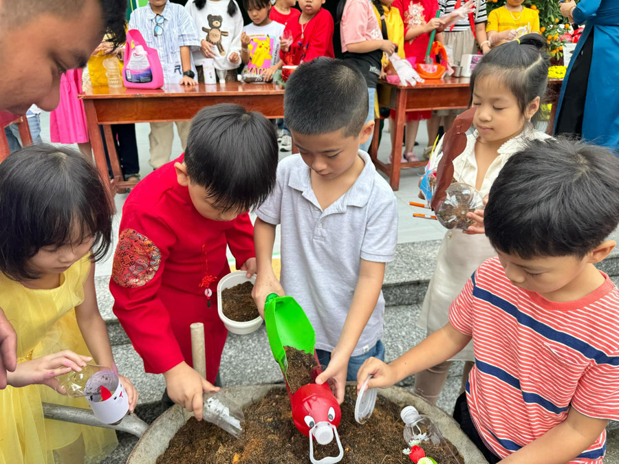 Học sinh được trải nghiệm các công đoạn: xúc đất, gieo hạt, chăm sóc cho chậu cây Hạnh phúc của mình. Học sinh được trải nghiệm các công đoạn: xúc đất, gieo hạt, chăm sóc cho chậu cây Hạnh phúc của mình.