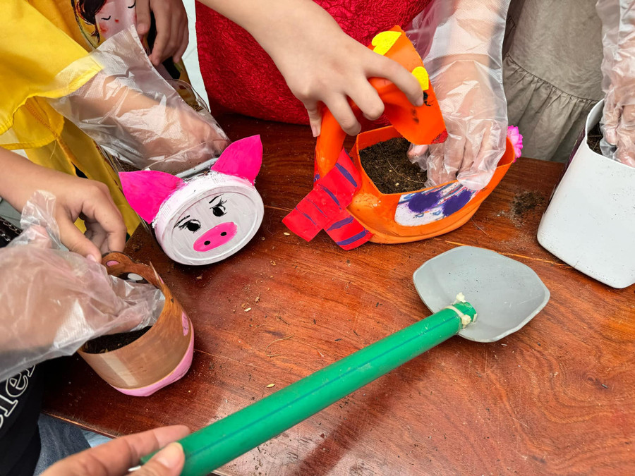 Mỗi học sinh Trường Tiểu học Lê Đình Chinh (quận Hải Châu, TP Đà Nẵng) tự làm và trang trí một chậu cây nhỏ tận dụng từ các vật liệu tái chế. Mỗi học sinh Trường Tiểu học Lê Đình Chinh (quận Hải Châu, TP Đà Nẵng) tự làm và trang trí một chậu cây nhỏ tận dụng từ các vật liệu tái chế.