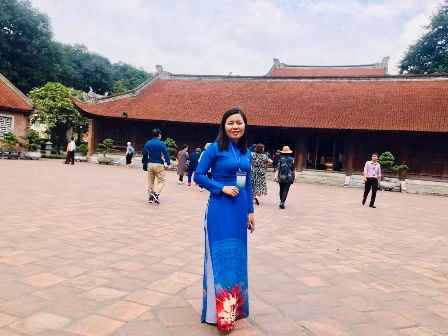 Cô Phàng Thị Thủy tại Văn Miếu - Quốc Tử Giám (Hà Nội).