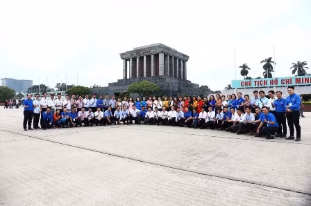 Cô Phàng Thị Thủy cùng đoàn "Giáo viên trẻ tiêu biểu" vào lăng viếng Bác.