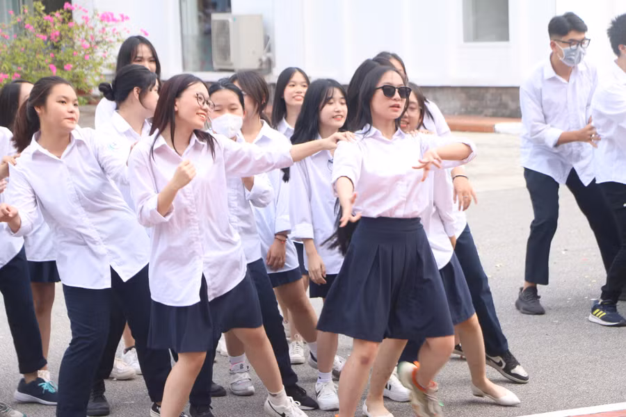 Những khoảnh khắc vui vẻ, sôi động và tràn ngập tiếng cười của học sinh Trường Đinh Tiên Hoàng trong chuyến trải nghiệm ngày 25/10 tại Đồ Sơn, Hải Phòng.