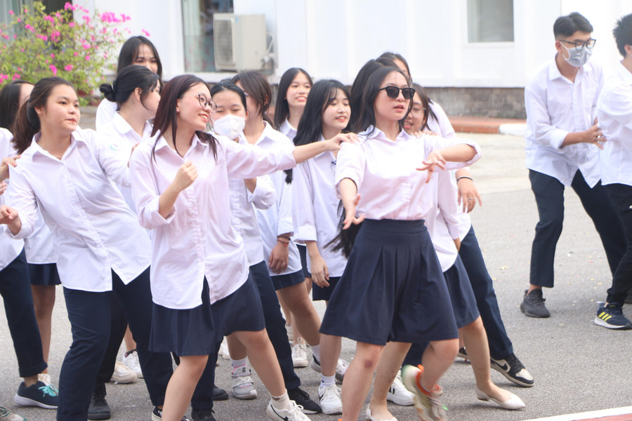 Những khoảnh khắc vui vẻ, sôi động và tràn ngập tiếng cười của học sinh Trường Đinh Tiên Hoàng trong chuyến trải nghiệm ngày 25/10 tại Đồ Sơn, Hải Phòng.