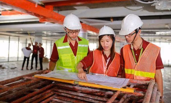 Sinh viên ngành Kỹ thuật xây dựng Trường ĐH Nguyễn Tất Thành thực tập tại công trường.