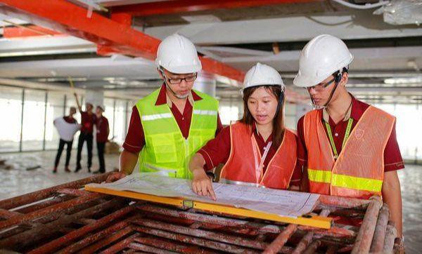 Sinh viên ngành Kỹ thuật xây dựng Trường ĐH Nguyễn Tất Thành thực tập tại công trường.