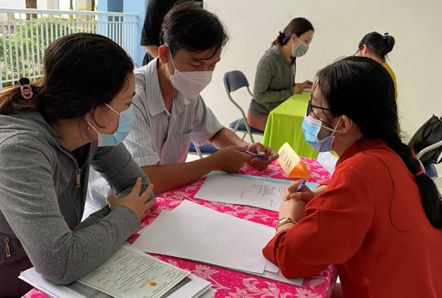 Trường THPT Phong Phú (huyện bình chánh) tư vấn cho phụ huynh có con vào lớp 10 năm học 2022 - 2023. Trường THPT Phong Phú (huyện bình chánh) tư vấn cho phụ huynh có con vào lớp 10 năm học 2022 - 2023.