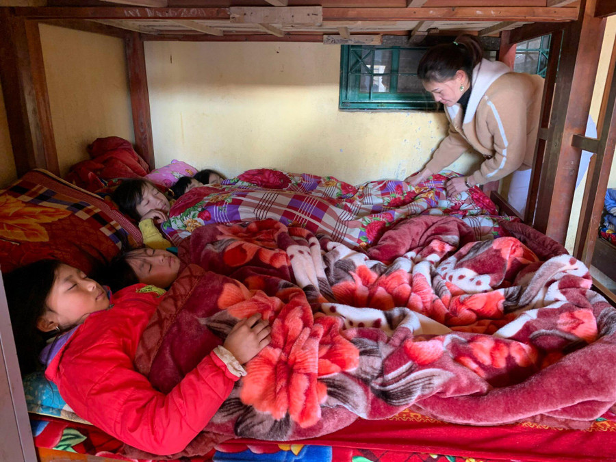 Tăng cường chăn ấm cho học trò tại Trường PTDTBT Tiểu học Cốc Ly 1 (Bắc Hà, Lào Cai). Ảnh: NTCC Tăng cường chăn ấm cho học trò tại Trường PTDTBT Tiểu học Cốc Ly 1 (Bắc Hà, Lào Cai). Ảnh: NTCC