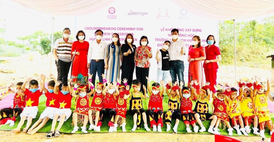 Cô Nguyễn Thị Hồng Vân (áo hoa) cùng nhà tài trợ chụp hình kỷ niệm với giáo viên và các cháu mầm non tại lễ khởi công xây dựng điểm trường mầm non ở huyện Hướng Hóa.