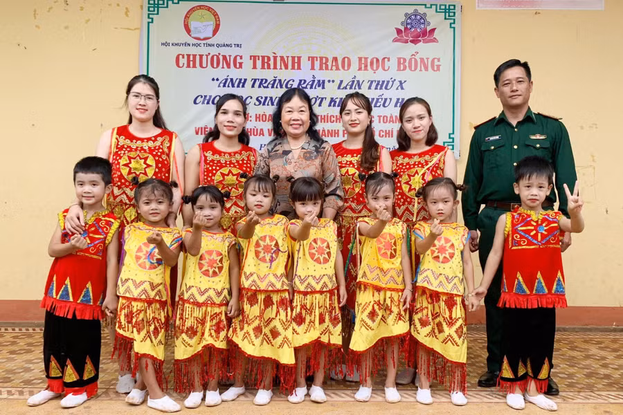 Cô Vân chụp hình kỷ niệm với đội văn nghệ trong chương trình trao học bổng “Ánh trăng rằm lần thứ X”.