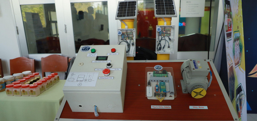 Thiết bị quan trắc mực nước ruộng và điều khiển máy bơm từ xa của sinh viên Trường ĐH Trà Vinh. Thiết bị quan trắc mực nước ruộng và điều khiển máy bơm từ xa của sinh viên Trường ĐH Trà Vinh.