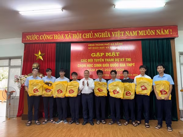 Ông Mai Tấn Linh, Phó GĐ Sở GD&ĐT Đà Nẵng (thứ 5 từ trái sang) tặng quà động viên đội tuyển toán tham dự Kỳ thi học sinh giỏi quốc gia lớp 12. 