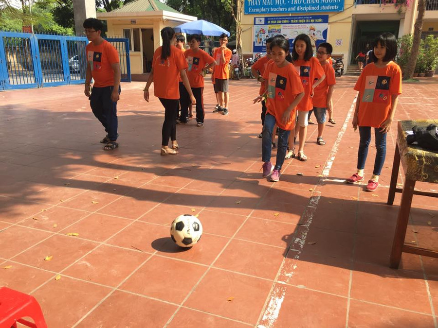 Các bạn nữ hào hứng tập sút bóng vào gôn