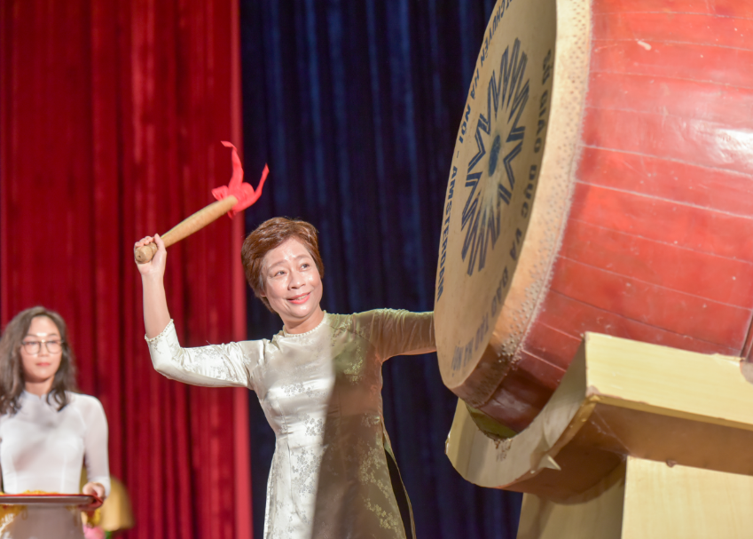 Tiếng trống trường chia tay được cô Hiệu trưởng Lê Thị Oanh