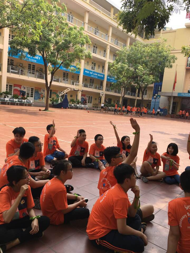 "Những cơn lốc màu da cam" ở sân trường!