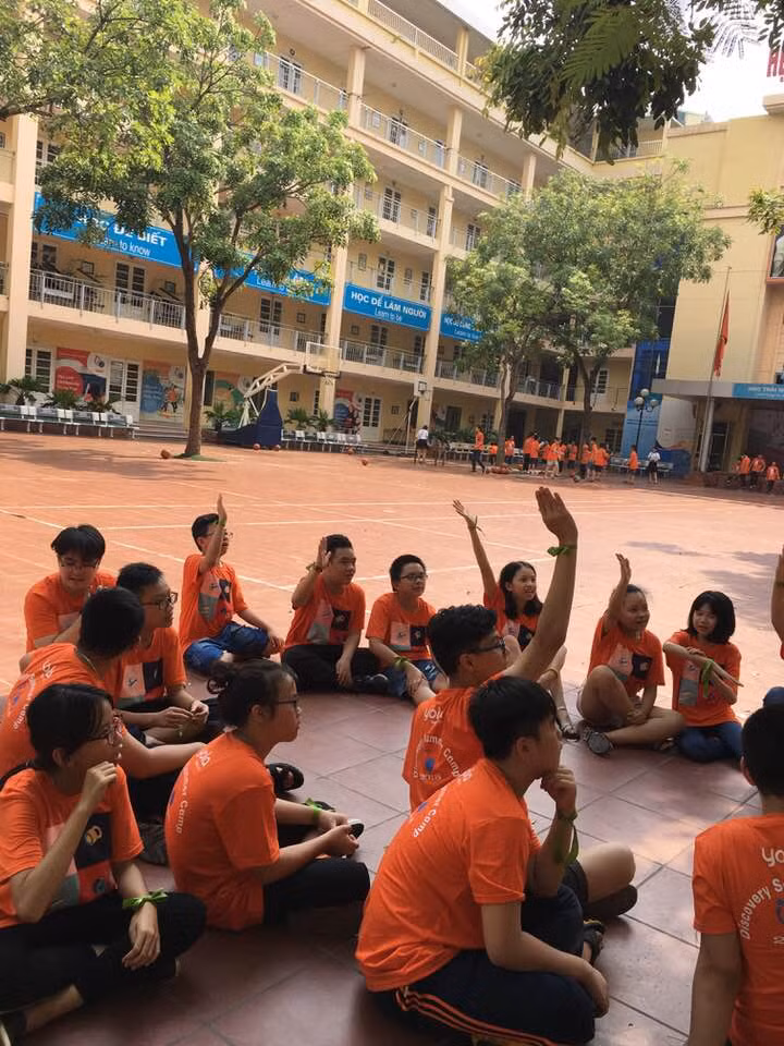 "Những cơn lốc màu da cam" ở sân trường!