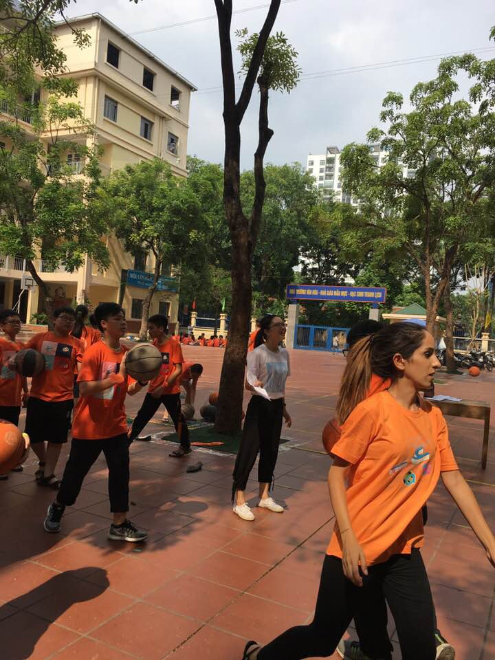 Cùng giao lưu với các bạn học sinh quốc tế trong trò chơi bóng rổ