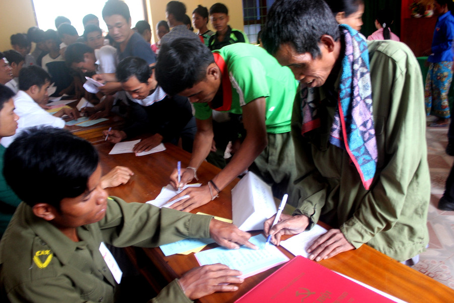 Cử tri người Ma Coong viết phiếu bầu để bỏ phiếu tại các điểm bầu cử ở xã Thượng Trạch. Ảnh: CTV. Cử tri người Ma Coong viết phiếu bầu để bỏ phiếu tại các điểm bầu cử ở xã Thượng Trạch. Ảnh: CTV.