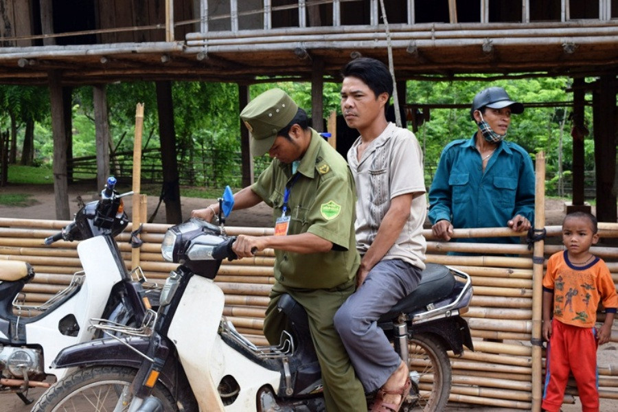 Cử tri Đinh Loi được Trưởng công an xã Thượng Trạch đến tận nhà chở đi bỏ phiếu. Ảnh: Hồ Nguyên. Cử tri Đinh Loi được Trưởng công an xã Thượng Trạch đến tận nhà chở đi bỏ phiếu. Ảnh: Hồ Nguyên.