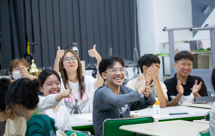 Công nghệ không thể mang đến nhiều cảm xúc cho học sinh. Công nghệ không thể mang đến nhiều cảm xúc cho học sinh.