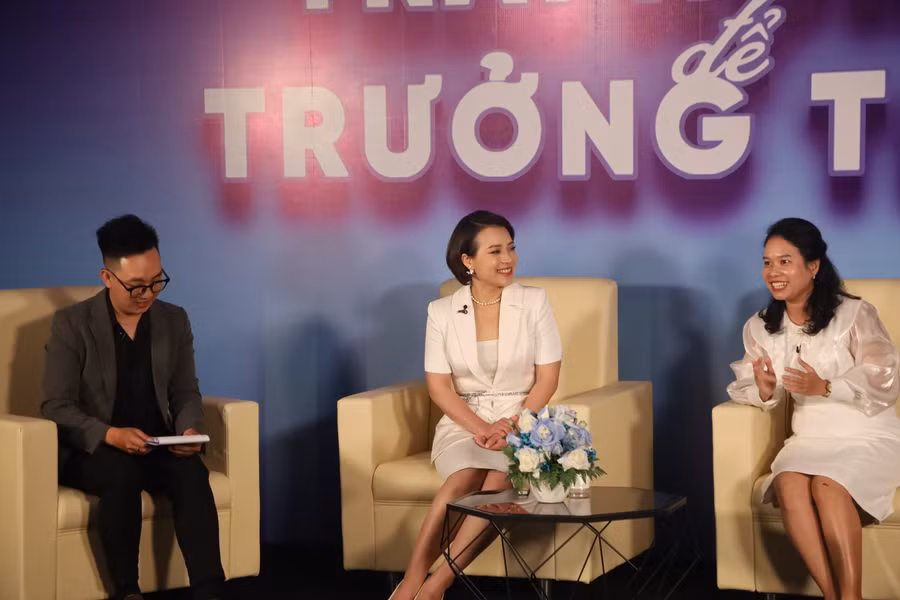 Buổi chia sẻ bàn luận về nhiều vấn đề trong giáo dục khi tiếp cận công nghệ.