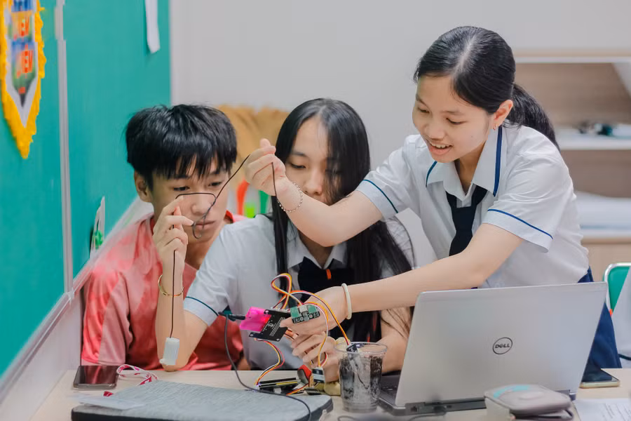 Học sinh THPT FPT Cần Thơ trong môn học công nghệ.