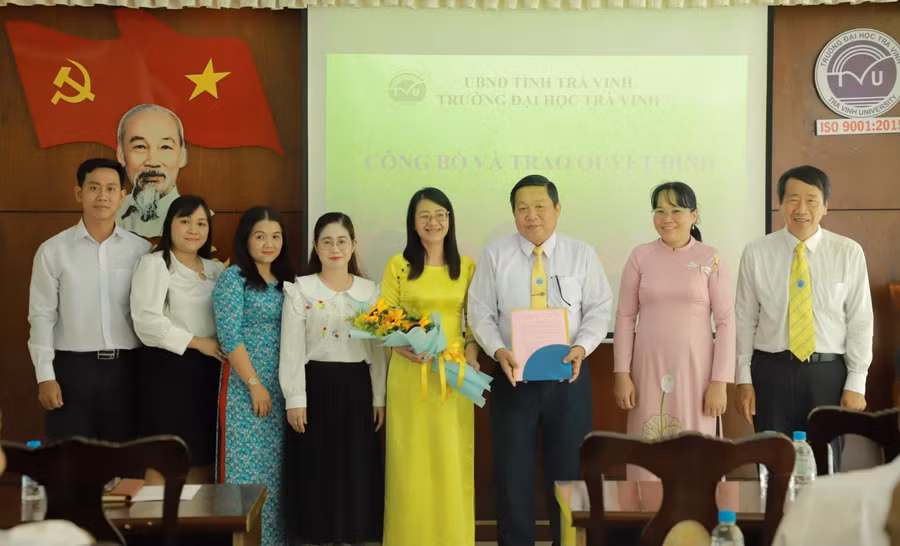 PGS.TS Phạm Tiết Khánh, Chủ tịch Hội đồng trường trao quyết định bổ nhiệm Hiệu trưởng Trường Kinh tế, Luật thuộc Trường ĐH Trà Vinh cho PGS.TS Nguyễn Văn Nguyện (thứ 3 từ phải qua).