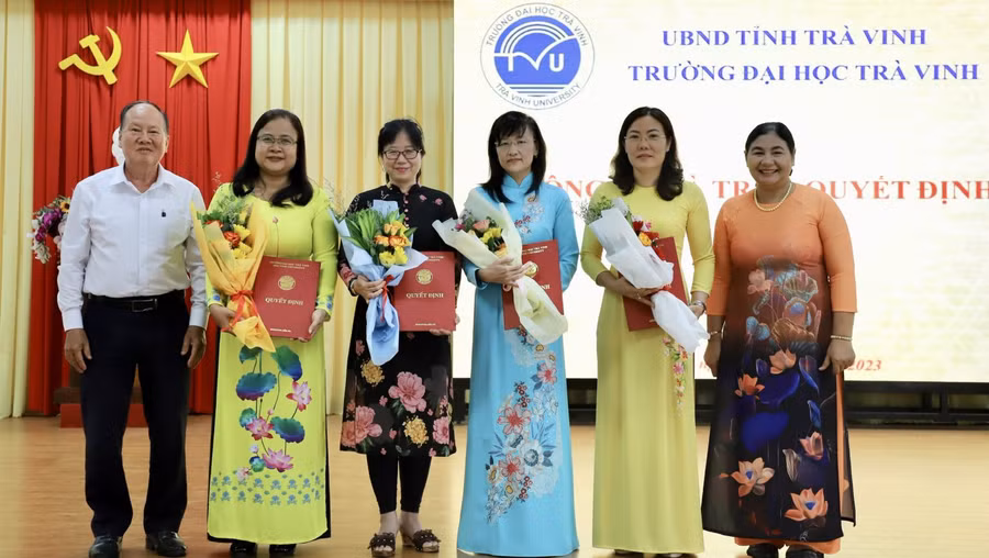 TS Thạch Thị Dân, Phó Hiệu trưởng; ông Trần Hoàn Kim, Chủ tịch Hội đồng Tư vấn tặng hoa chúc mừng Ban Giám hiệu Trường Ngôn ngữ - Văn hóa - Nghệ thuật Khmer Nam Bộ và Nhân văn.