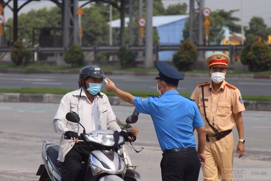 Chốt kiểm soát phòng, chống dịch Covid-19 trên tuyến Quốc lộ 1A tại cầu Đồng Nai