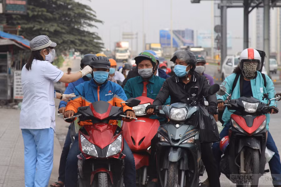 Tất cả các phương tiện di chuyển qua cầu Đồng Nai đều được yêu cầu dừng để kiểm tra thân nhiệt
