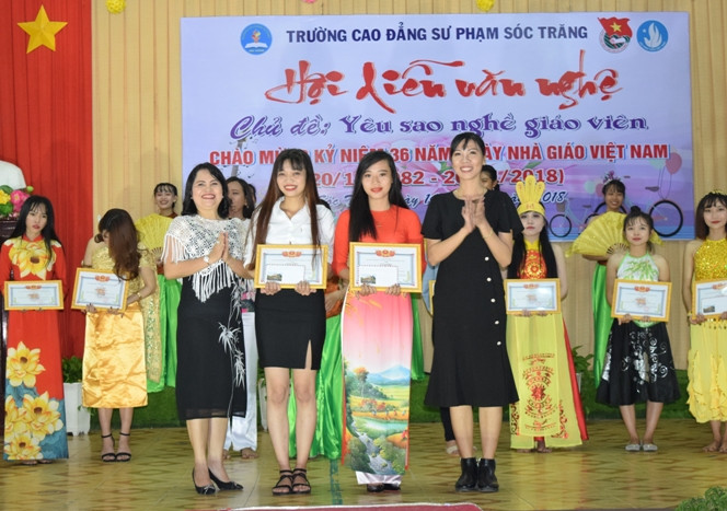 Ban Tổ chức trao giải cho các tiết mục xuất sắc
