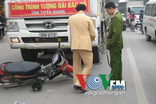 Hai vụ tai nạn liên tiếp gây ùn tắc đường Phạm Văn Đồng