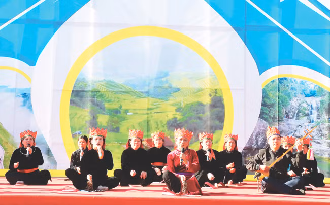 Năm nay, Hội hoa sở Bình Liêu thu hút khách với nhiều hoạt động nghệ thuật mang đậm bản sắc các dân tộc của đồng bào Tày, Nùng, Dao, Sán Chỉ…