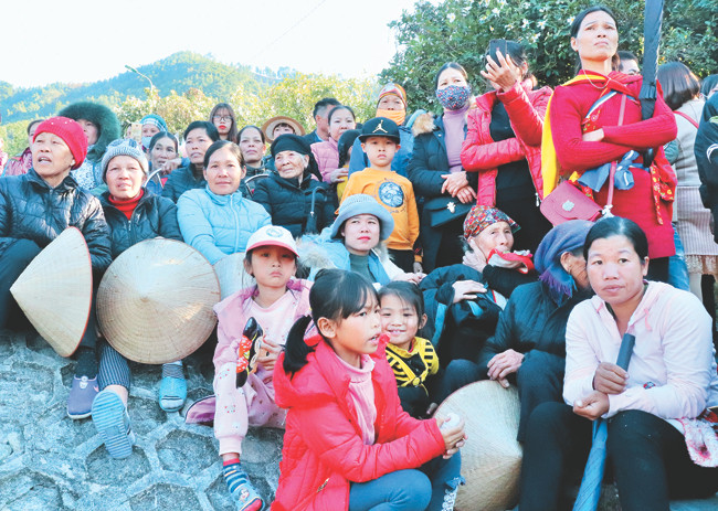 Đông đảo người dân đến xem các tiết mục múa, hát trong lễ hội.