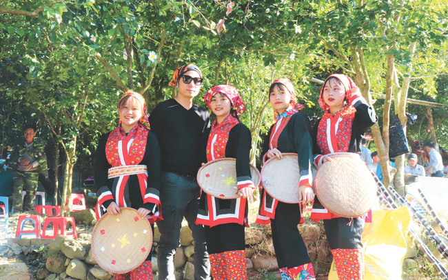 Nhiều du khách đến chiêm ngưỡng và chụp hình lưu niệm cùng người dân bản địa trong lễ hội.