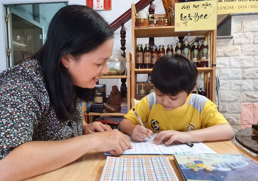 Phụ huynh dạy con tại nhà dưới sự hỗ trợ của giáo viên.