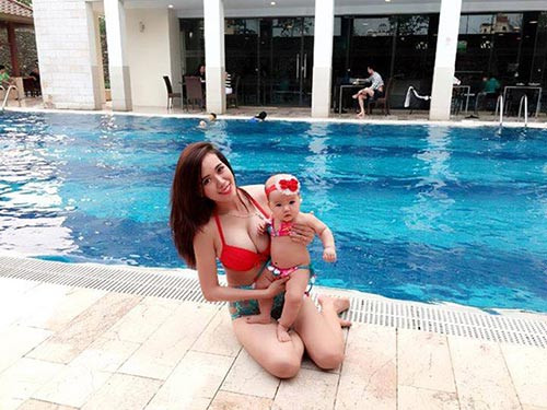 Mai Thỏ mách kinh nghiệm cho con sơ sinh tập bơi ảnh 3 Mai Thỏ “siêu vòng một” mách kinh nghiệm cho con sơ sinh tập bơi - 3