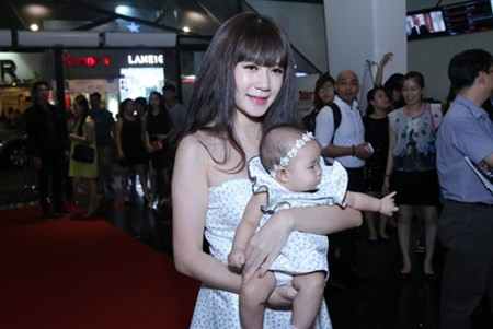 Vợ chồng Lý Hải bồng cả 3 con đi ra mắt phim mới Vo chong Ly Hai bong ca 3 con di ra mat phim moi