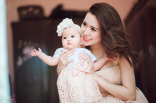 Mai Thỏ mách kinh nghiệm cho con sơ sinh tập bơi ảnh 2 Mai Thỏ “siêu vòng một” mách kinh nghiệm cho con sơ sinh tập bơi - 2