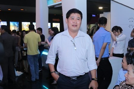 Vợ chồng Lý Hải bồng cả 3 con đi ra mắt phim mới Vo chong Ly Hai bong ca 3 con di ra mat phim moi