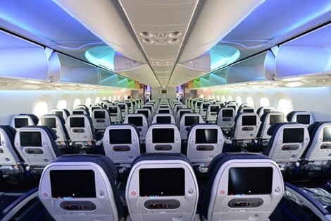 Độ ẩm trong cabin cao hơn trong khi chênh lệch áp suất trong khoang giảm, giúp hành khách bớt mệt mỏi trên những chuyến bay đường dài. Boeing 787 đầu tiên của Vietnam Airlines xuất xưởng tại Mỹ