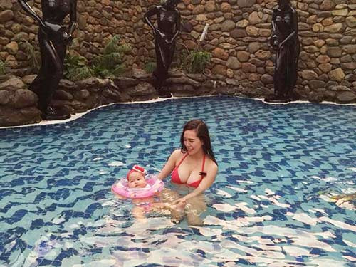 Mai Thỏ mách kinh nghiệm cho con sơ sinh tập bơi ảnh 4 Mai Thỏ “siêu vòng một” mách kinh nghiệm cho con sơ sinh tập bơi - 4