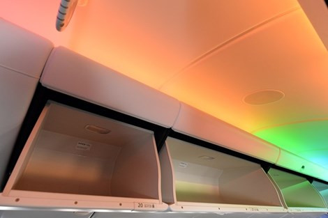 Ngăn để hành lý lớn hơn so với máy bay thông thường. Boeing 787 đầu tiên của Vietnam Airlines xuất xưởng tại Mỹ