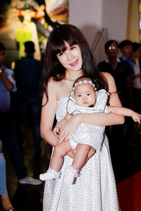 Vợ chồng Lý Hải bồng cả 3 con đi ra mắt phim mới Vo chong Ly Hai bong ca 3 con di ra mat phim moi