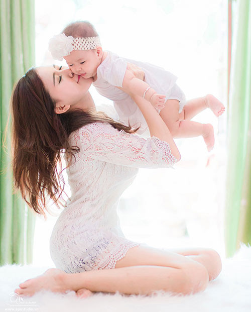 Mai Thỏ mách kinh nghiệm cho con sơ sinh tập bơi